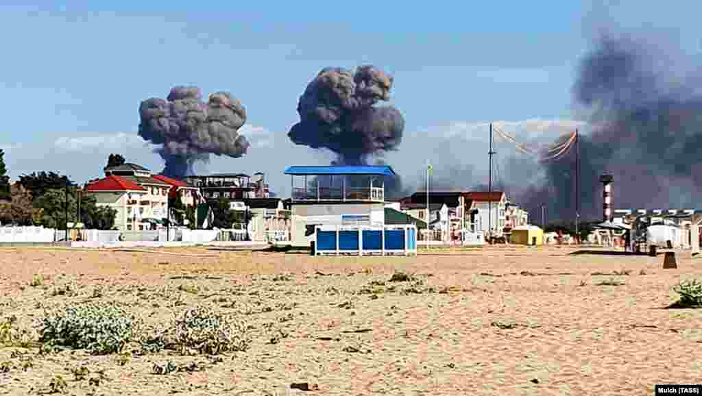 Дим від вибухів на військовому аеродромі у селищі Новофедорівка поблизу міста Саки в окупованому Криму, 9 серпня 2022 року 