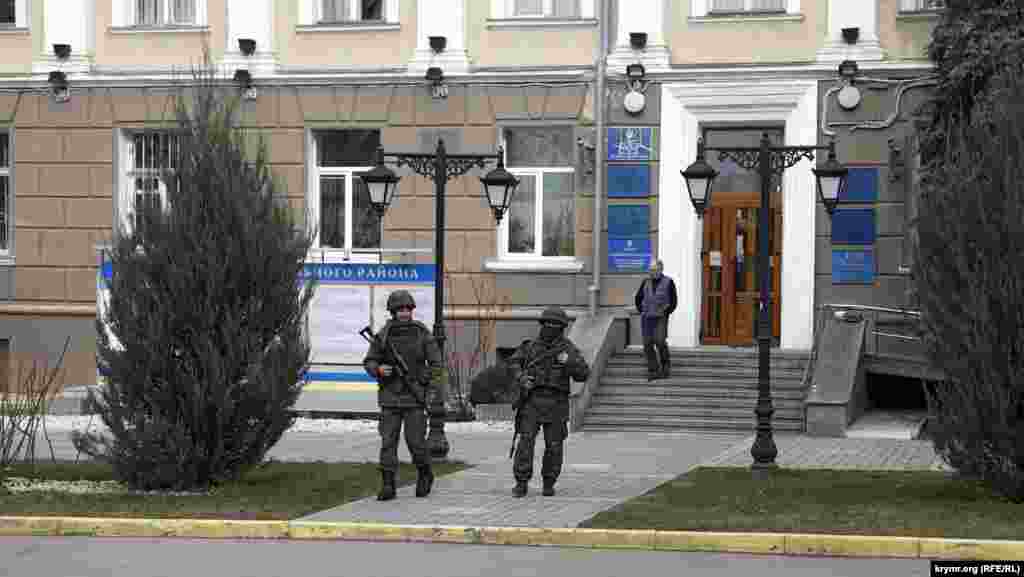 В каждом мало-мальски важном административном здании, как оказалось, прятались несколько «зеленых человечков». Это исполком Центрального района Симферополя, улица Горького.