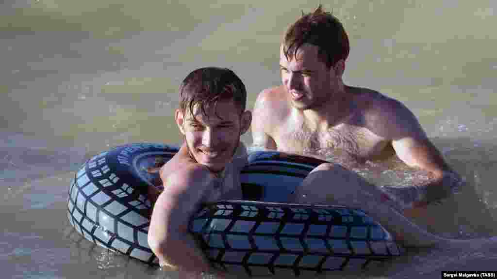 Отдыхающие со своими плавсредствами 