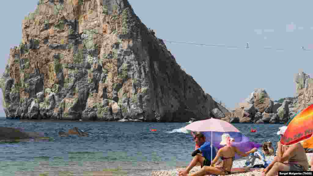 Симеиз отличается от других курортных поселков ЮБК тем, что почти вся его пляжная зона находится в границах особо охраняемой природной территории регионального значения «Прибрежный аквальный комплекс у скалы Дива и горы Кошка». Купание тут даже при незначительном шторме на море сопряжено с определенным риском