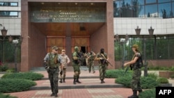 Бойовики угруповання «ДНР» після захоплення місцевого відділення Національного банку України. Донецьк, червень 2014 року