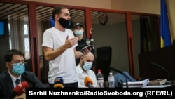 Євген Шевченко під час засідання Печерського суду Києва в «справі приватної військової компанії» Семенченка та Шевченка, 26 березня 2021 року