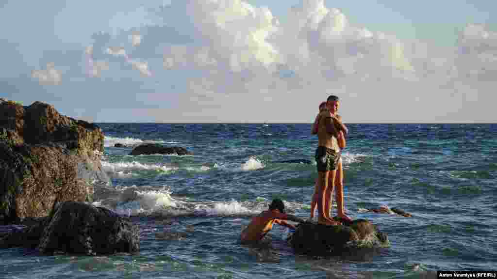 Прыжки с морских валунов – любимое развлечение местных ребят