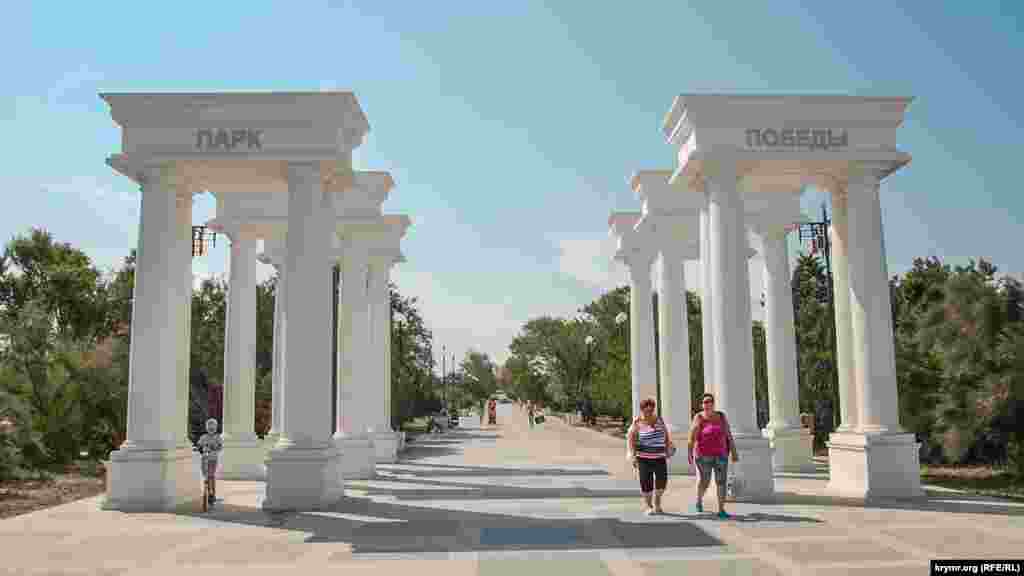 На входе в парк со стороны пляжа установлены массивные колонны с надписью «Парк Победы»