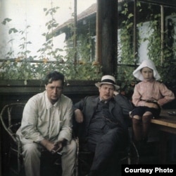 Леонид Андреев, доктор Ф.А. Добров и Даниил Андреев. Черная речка. 1912.