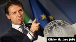 Прем’єр Італії Джузеппе Конте раніше дав зрозуміти, що запропонує дозволити Європейському інвестиційному банку (ЄІБ) і Європейському банку реконструкції і розвитку (ЄБРР) фінансувати малі й середні підприємства в Росії, як це було до санкцій, запроваджених 2014 року