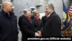 На переднем плане слева направо: посол США в ЕС Гордон Сондланд, спецпредставитель США по делам Украины Курт Волкер, посол США в Украине Мари Йованович и президент Украины Петр Порошенко. Одесса, 26 февраля 2019 года