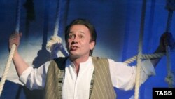 Художественный руководитель театра имени Ермоловой Олег Меньшиков на сцене