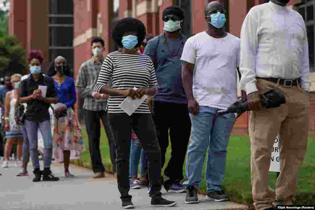 Люди стоять у черзі біля баптистської церкви «Ебенезер» в Атланті, штат Джорджія, під час публічного прощання з Рейшардом Бруксом, чорношкірим, якого застрелив поліцейський