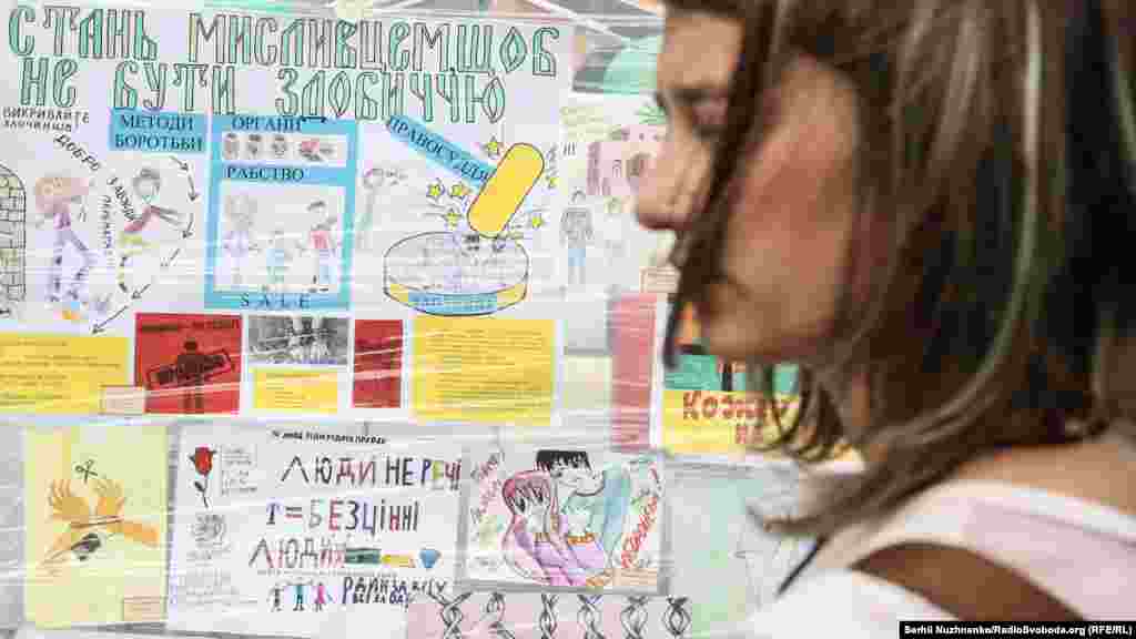 Виставка дитячих малюнків «Будь обережним! Торгівля людьми – це може трапитися з кожним»