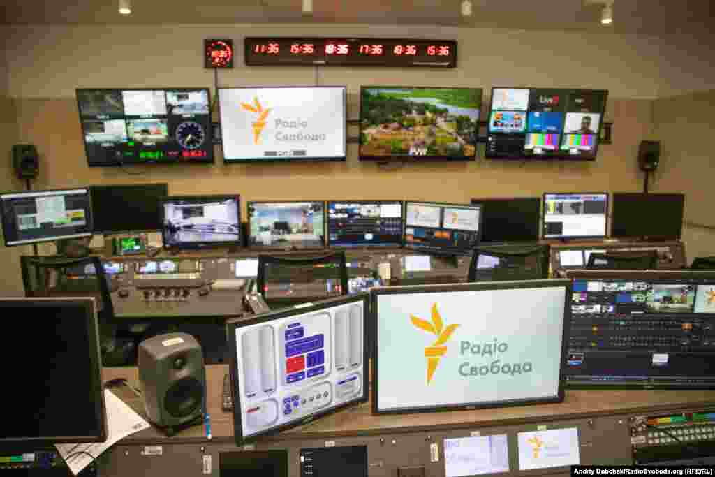 Вперше про відкриття бюро Радіо Свобода в Києві домовилися у 1992 році і відкрили його на вулиці Леніна (зараз Богдана Хмельницького) Далі, до останнього часу,  бюро розташовувалося на Хрещатику. Наразі редакція переїхала у нове приміщення по вулиці Антоновича