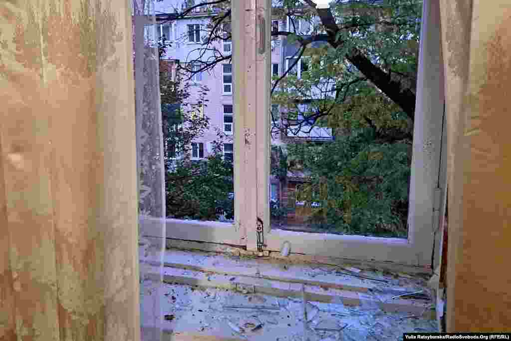 За даними з обласної поліції, за день до них звернулись понад 300 людей, чиї оселі пошкоджено. Як розповів Радіо Свобода представник Гуманітарної місії «Проліска» Максим Ковальов, вони зареєстрували понад 100 постраждалих і наразі видають будматеріали для швидкого ремонту