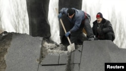 В Донецке очищают памятник Ленину, поврежденный взрывом