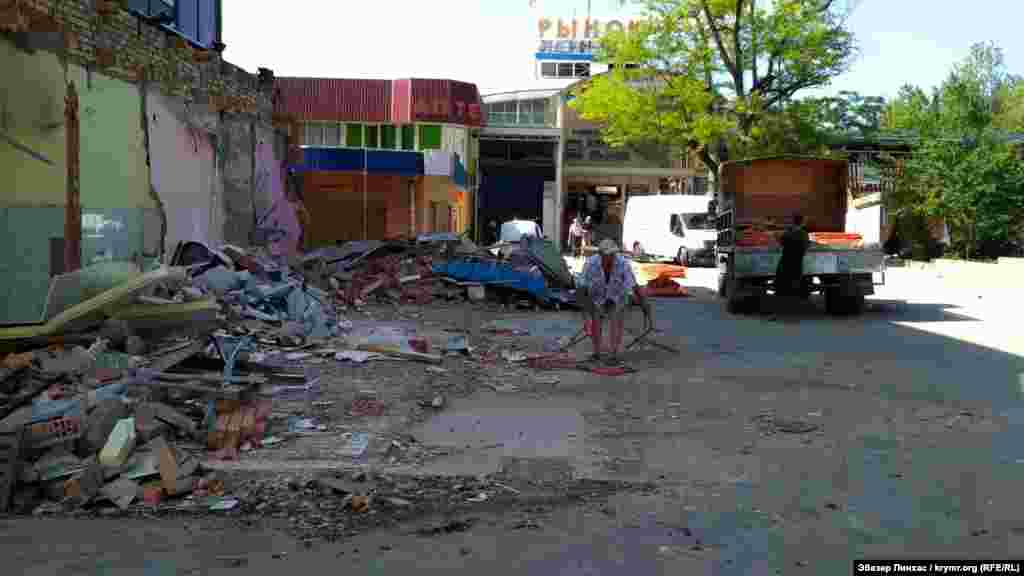 3 мая в Симферополе начали снос торгового центра «Куб»