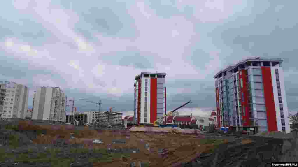 Первые многоэтажки жилищного комплекса «Лаванда» фирма «Монолит» строит рядом с бывшей украинской гимназией. Этот земельный участок площадью 0,49 га Симферопольский горисполком после долгой волокиты в апреле 2013 года выделил местной епархии Киевского патриархата под строительство православного собора Христа Спасителя