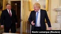 Майк Помпео (ліворуч від Бориса Джонсона) схвально відгукується про рішення Великої Британії відмовитися від обладнання Huawei