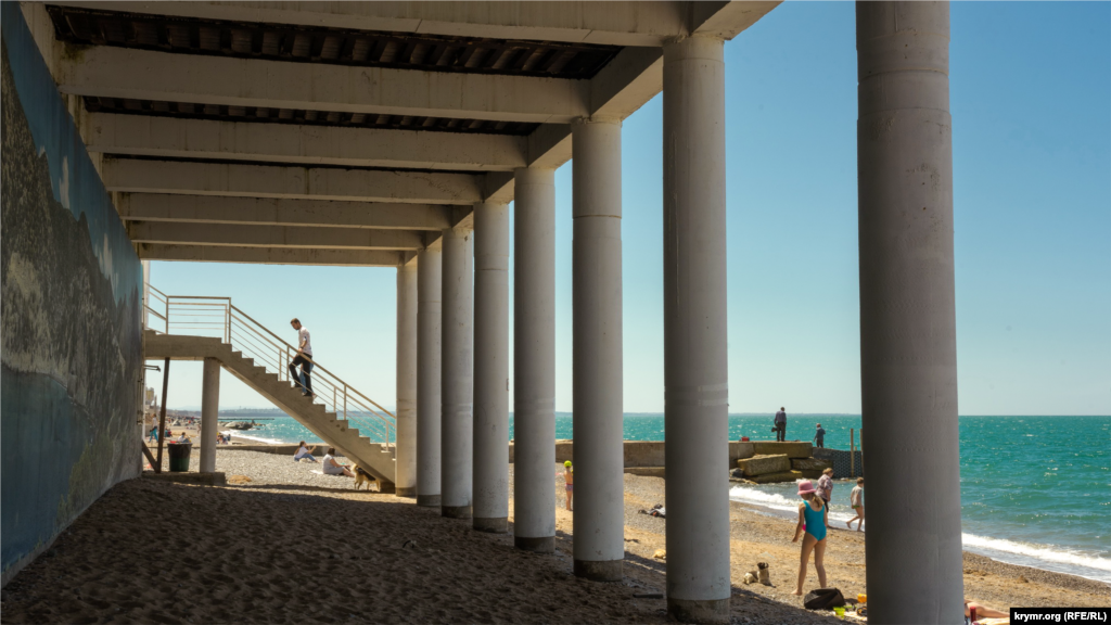 Под навесом у главной поселковой лестницы к пляжам пока безлюдно 
