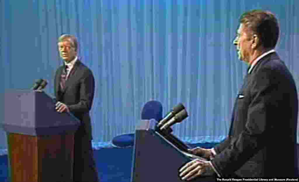 1980 рік: Картер з'явився на других дебатах із республіканцем Рональдом Рейганом після бойкоту перших через те, що у них був включений сторонній кандидат Джон Андерсон. Президент звинуватив Рейгана в тому, що він планував скоротити фінансування програми Medicare для літніх людей. Рейган, який вже скаржився, що Картер спотворює свою позицію з низки питань, сказав: «Ну ось, знову» і посміхнувся, викликавши сміх аудиторії. Рональд Рейган став наступним президентом США