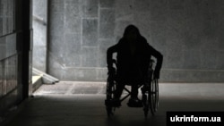 Українська письменниця і музикант Ірена Карпа рухається через підземний перехід у Києві під час акції «Один день з життя людини на візку», Київ, 27 жовтня 2015 року