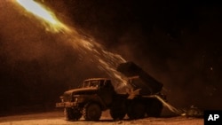 Військовослужбовці 24-ї окремої механізованої бригади ЗСУ ведуть вогонь з РСЗВ БМ-21 «Град» веде вогонь по позиціях російських військ поблизу Часового Яру, Донецька область, Україна, 23 лютого 2025 року