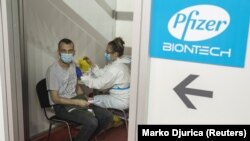 У лютому Pfizer і BioNTech заявили, що тестують третю дозу своєї вакцини від COVID-19, щоб краще зрозуміти імунну відповідь проти нових і більш заразних варіантів вірусу