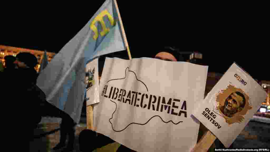Плакат с надписью «Освободите Крым» и портрет политзаключенного Олега Сенцова
