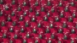 Колона в костюмах хімзахисту стала новим елементом парадів у Пхеньяні (відео)