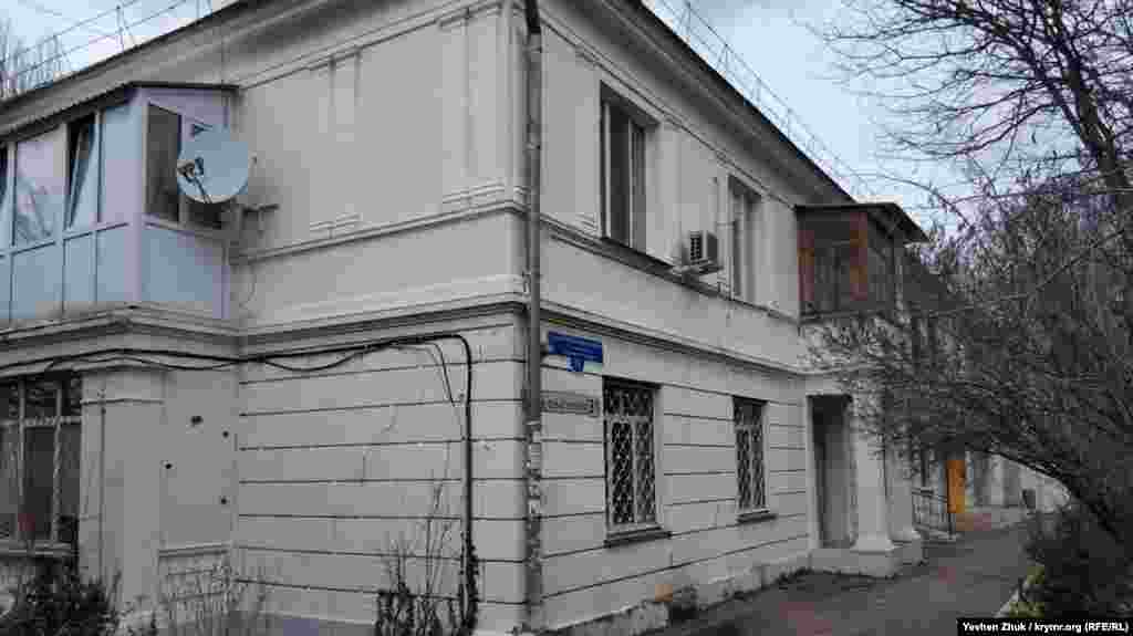 В сотне метров к востоку от 41-го дома, фасадом на Малахов курган выходит дом №31 по улице Героев Севастополя – на бывшем Малаховском проспекте. Двухэтажный жилой дом построен в 1938 году