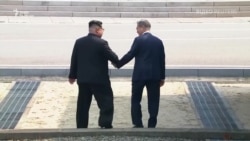 Лідер КНДР ступає на південнокорейську землю під час саміту Корей (відео) Лідер КНДР ступає на південнокорейську землю під час саміту Корей (відео)