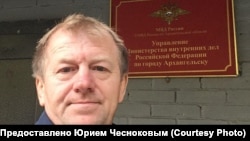 Юрий Чесноков около здания МВД в Архангельске