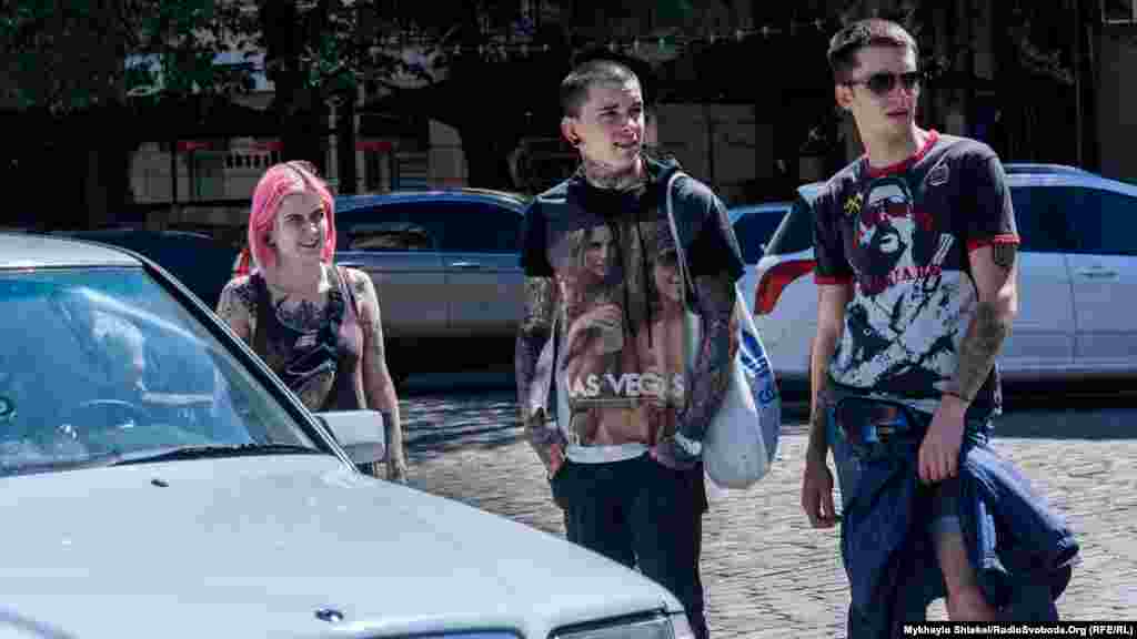 Активісти привернули увагу навіть неформалів, але приєднуватися до «монстрації» молодь не стала