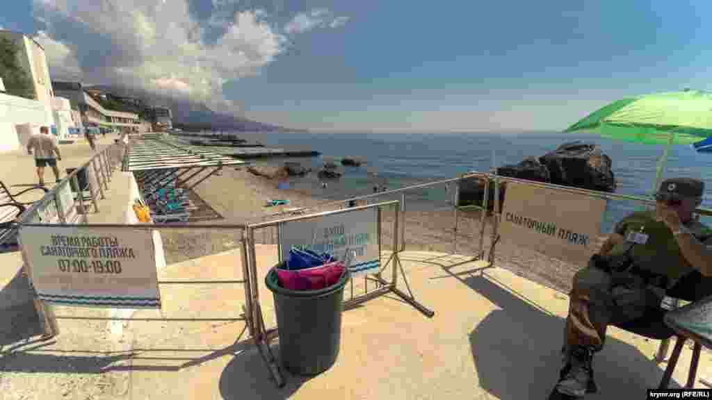 А на санаторный лечебный пляж пускают только клиентов «Фороса». За пропускным режимом следят казаки с нагайками из хуторского казачьего общества «Терек», с которой санаторий подписал договор об охране. Казак под зонтиком – тот самый, с которым расторгли контракт за инцидент с семьей туристов на лечебном пляже. Корреспонденту Крым.Реалии мужчина рассказал, что туристы спровоцировали конфликт, отказавшись покидать территорию лечебного пляжа, и даже пытались схватить его за грудки. По словам туристов, охранник подошел к ним на пляже и начал угрожать плетью. Туристы попросили охранника показать документы, почему именно им нельзя подойти к морю. Однако он направил их за объяснениями в администрацию. Туристы намерены подавать в суд