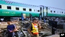 На місці аварії поїзда поблизу міста Рагім’яр-Хан у Пакистані, 11 липня 2019 року (скріншот з відео Geo Tv)