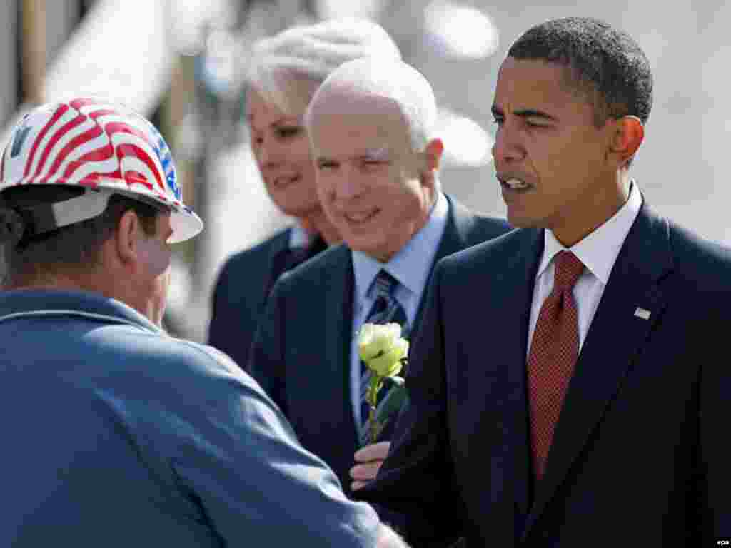 Вшанування жертв – поза політикою - Кандидати на президента республіканець Джон МакКейн і демократ Барак Обама призупинили передвиборні кампанії і спільно у Нью-Йорку вшанували жертв терактів 11 вересня. Напередодні передвиборні штаби кандидатів виступили зі спільною заявою, в якій мовилося, що Обама і МакКейн відвідають жалобну церемонію як прості американці, і що вони на 24 години зупиняють передвиборну кампанію. На церемонії в Нью-Йорку виступив мер міста Майкл Блумберґ. Він зазначив, що американці приходять кожного року на місце трагедії, «щоб побути разом із тими, хто любив і втратив найдорожче; щоб згадати про день, який почався так само, як багато інших днів, але закінчився так, як не закінчувався жодний із них». Під час жалобної церемонії, як минулими роками, зачитали імена майже трьох тисяч загиблих. Жертвами терористів 11 вересня 2001 року у Нью-Йорку стали громадяни 90 країн світу, в тому числі двоє громадян України і 12 вихідців із України.