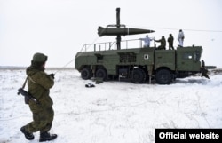 Ракету заряджають під час випробувань в Росії в 2018 році