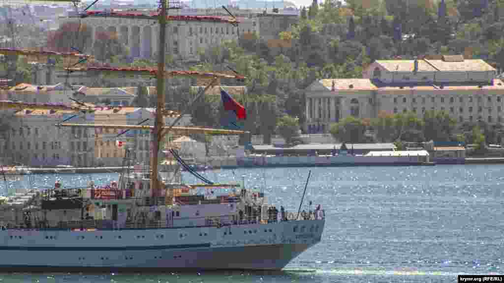 Вид на набережную и фрегат «Херсонес» с крыши Константиновской батареи