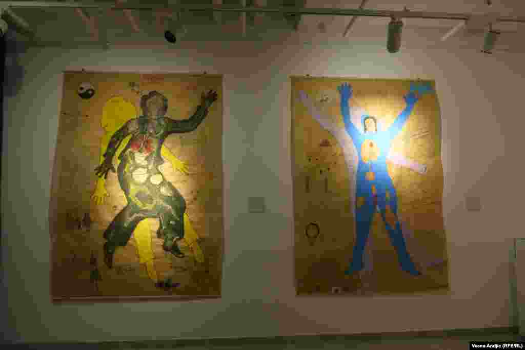 Privremena postavka, nakon otvaranja u Sarajevu u junu, i u Mostaru u septembru, stigla je u prestonicu Srbije.  U fokusu ima lična iskustva žena iz nekoliko gradova u BiH, koje su preživele ratno seksualno nasilje, kao i iskustva dece rođene zbog rata.  