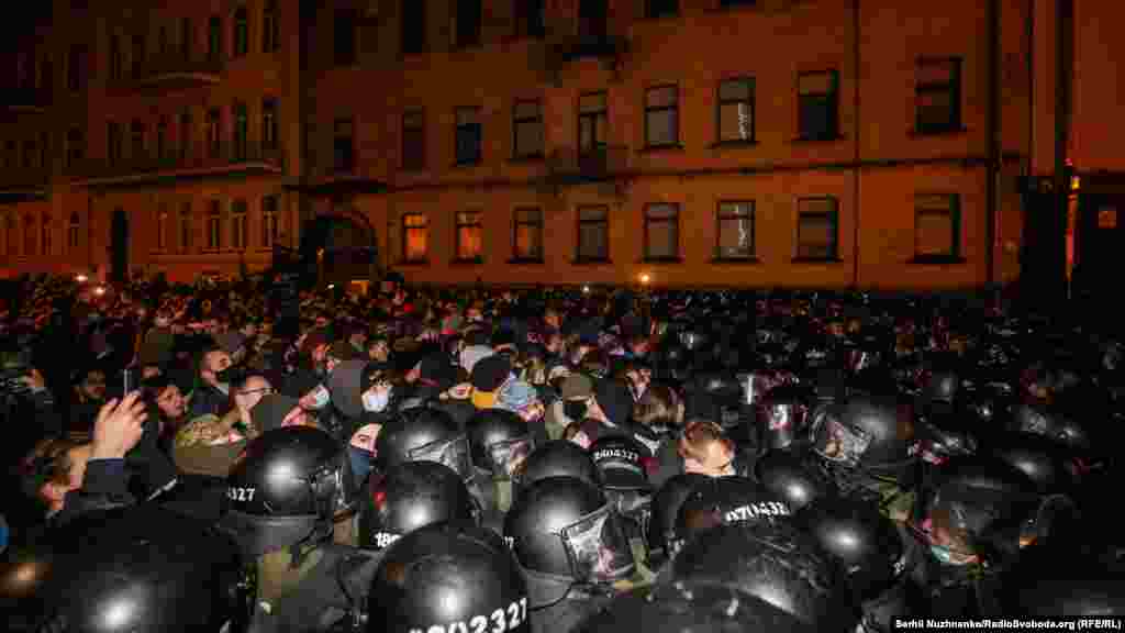 За даними силовиків, кілька поліцейських отримали опіки очей