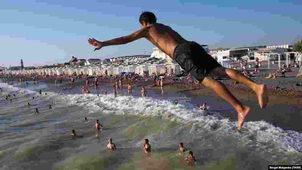 Отдыхающий прыгает с пирса, Новофедоровка