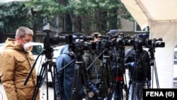 Snimatelji sa zaštitom na zadatku u Mostaru. Zabilježeno 1. aprila 2020.