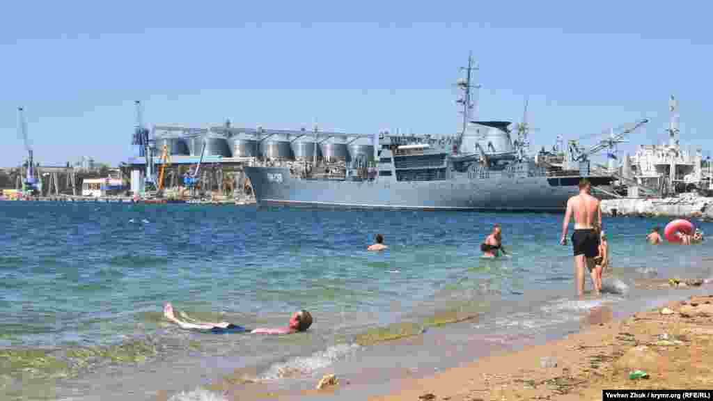 Для местных жителей соседство с военными кораблями – обычное дело