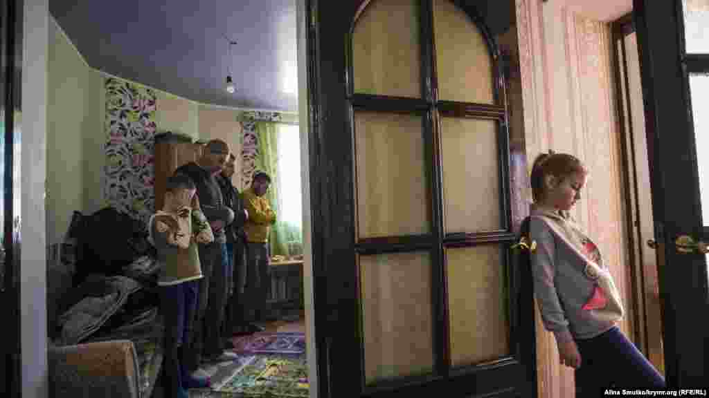 Десятерых из них сотрудники ФСБ допросили и отпустили домой, а четверых на следующий день отправили под арест в связи с подозрением в участии в «Хизб ут-Тахрир». На фотографии: сын Эмира-Усеина Куку, Бекир во время намаза с друзьями и односельчанами отца