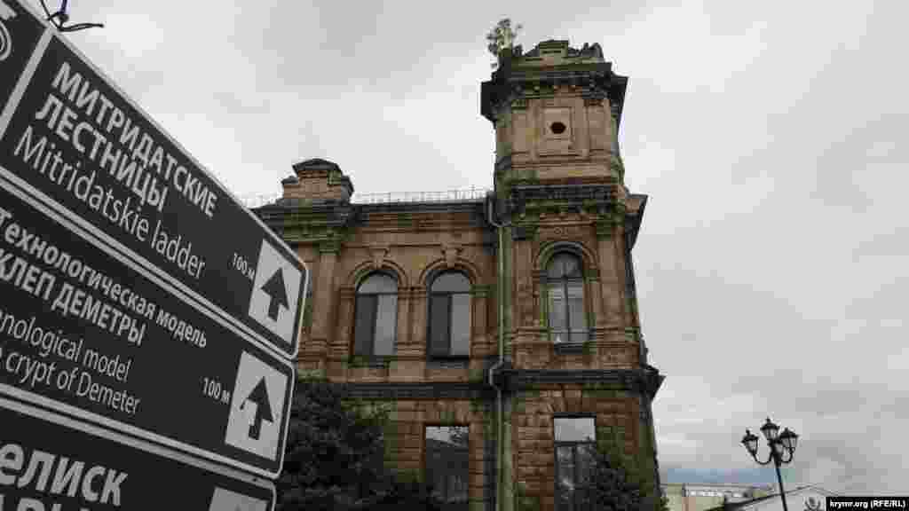 Керченская гимназия №2 расположена в историческом центре города рядом с площадью Ленина, Большой Митридатской лестницей и технологической моделью «Склеп Деметры». Прямо за школьным двором начинается пологий склон горы Митридат. Раньше это была одна из визитных карточек туристической Керчи, теперь это заброшенное здание, которое разрушается на глазах местных жителей