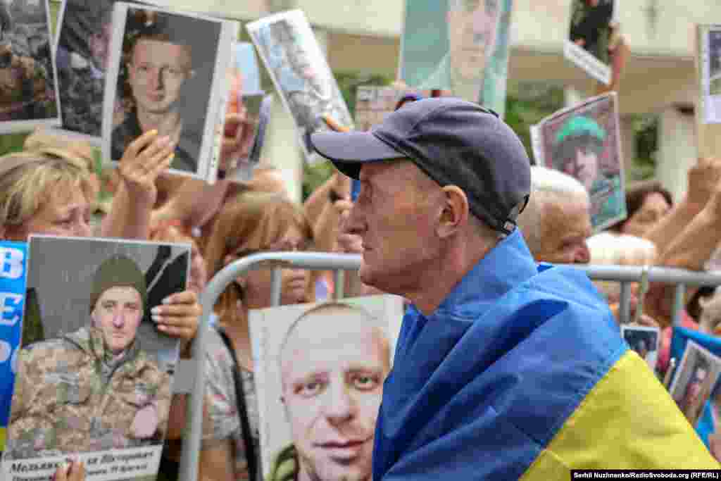 «Сьогодні, окрім військових, вдалося звільнити і цивільних. Серед звільнених – зокрема, ті, хто надавав медичну допомогу», – повідомив Андрій Юсов