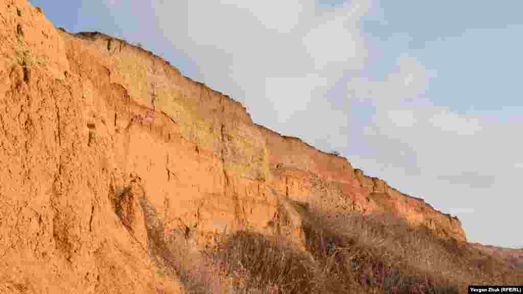 «Проведение работ на оползневом склоне без инженерно-геологических изысканий и мероприятий инженерной защиты от оползней и обвалов может в дальнейшем привести к неконтролируемой активности оползня», – сказано в итоговом протоколе комиссии по чрезвычайным ситуациям