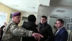 Крики, нерви та озброєні силовики – Сумську облраду скликали на позачергову сесію через «розгін блокади» (відео) Крики, нерви та озброєні силовики – Сумську облраду скликали на позачергову сесію через «розгін блокади» (відео)