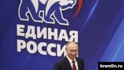 Владимир Путин на встрече с представителями "Единой России"