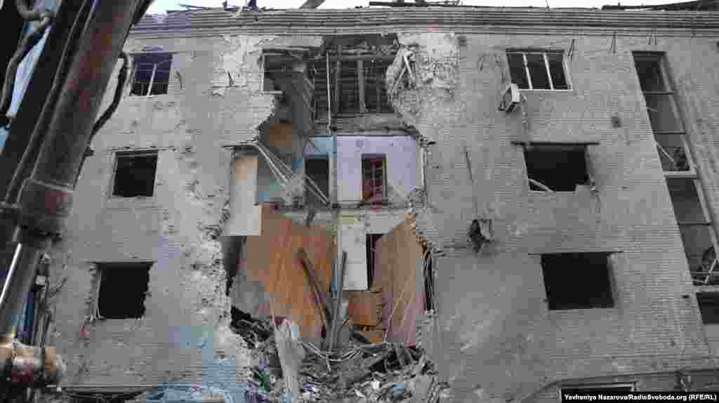 Внаслідок удару повністю зруйновано під'їзд багатоповерхівки в історичній частині Запоріжжя. З-під завалів врятували жінку, 29 вересня 2024 року