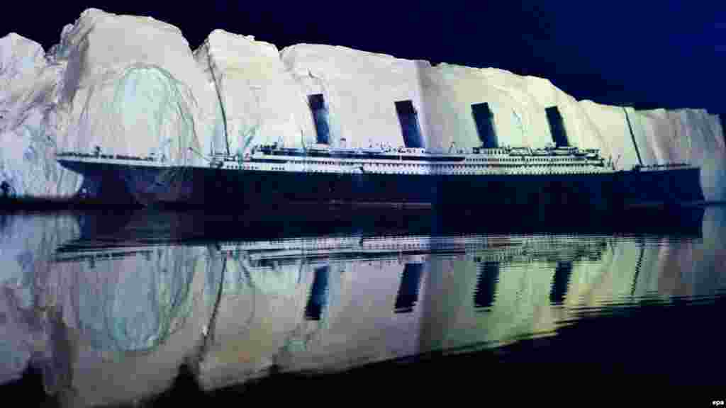 Slika "Titanica" je projicirana na 50 metara dugu santu leda blizu obale Grenlanda 13. aprila 2012. Autor projekta švicarski umjestnik sa svjetlom Gerry Hofstetter.