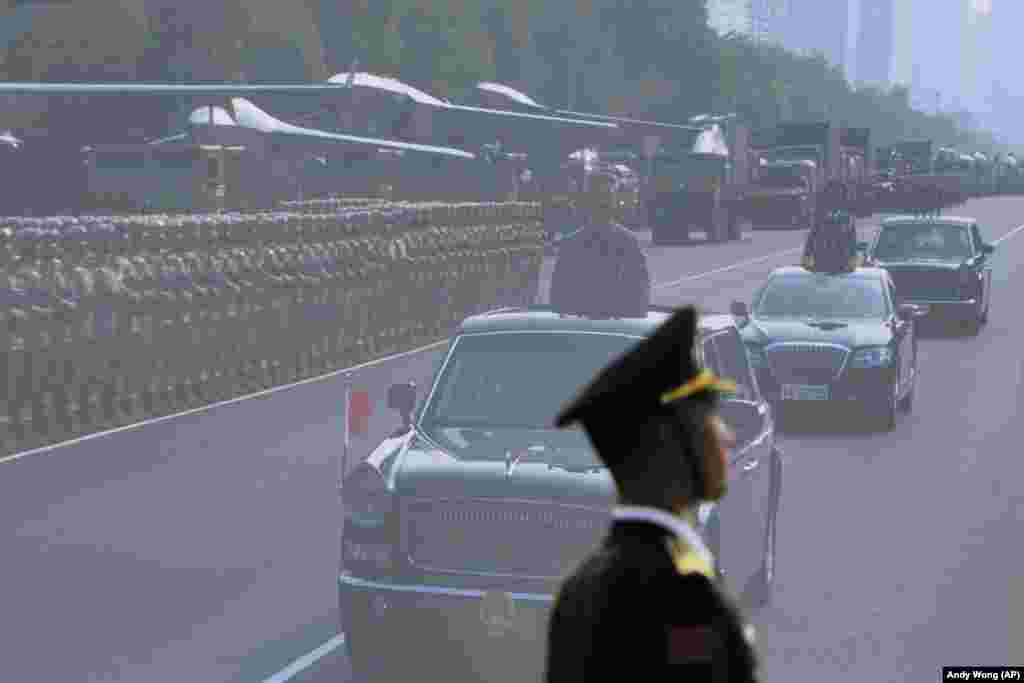 Kineski predsjednik Xi Jinping prikazan na ogromnom ekranu dok prolazi automobilom na vojnoj paradi u Pekingu.